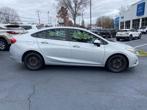 Used 2018 Chevrolet Cruze LS image 9