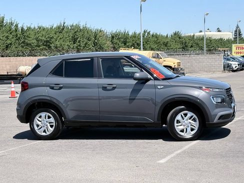 Used 2025 Hyundai Venue SE FWD image 4