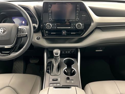Used 2021 Toyota Highlander XLE AWD/4WD image 14