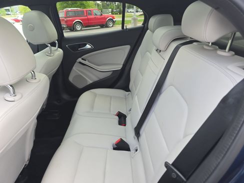 Used 2020 Mercedes-Benz GLA 250 4MATIC w/ Premium Package image 13