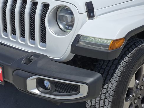 Used 2018 Jeep Wrangler Unlimited Sahara AWD/4WD image 9