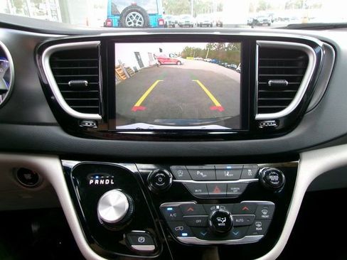 Used 2024 Chrysler Pacifica Touring-L image 16