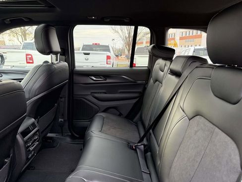 New 2025 Jeep Grand Cherokee Altitude AWD/4WD image 18