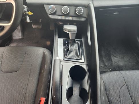 Used 2021 Hyundai Elantra SE FWD image 15