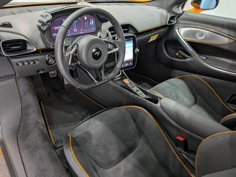 Used 2025 McLaren Artura RWD image 8