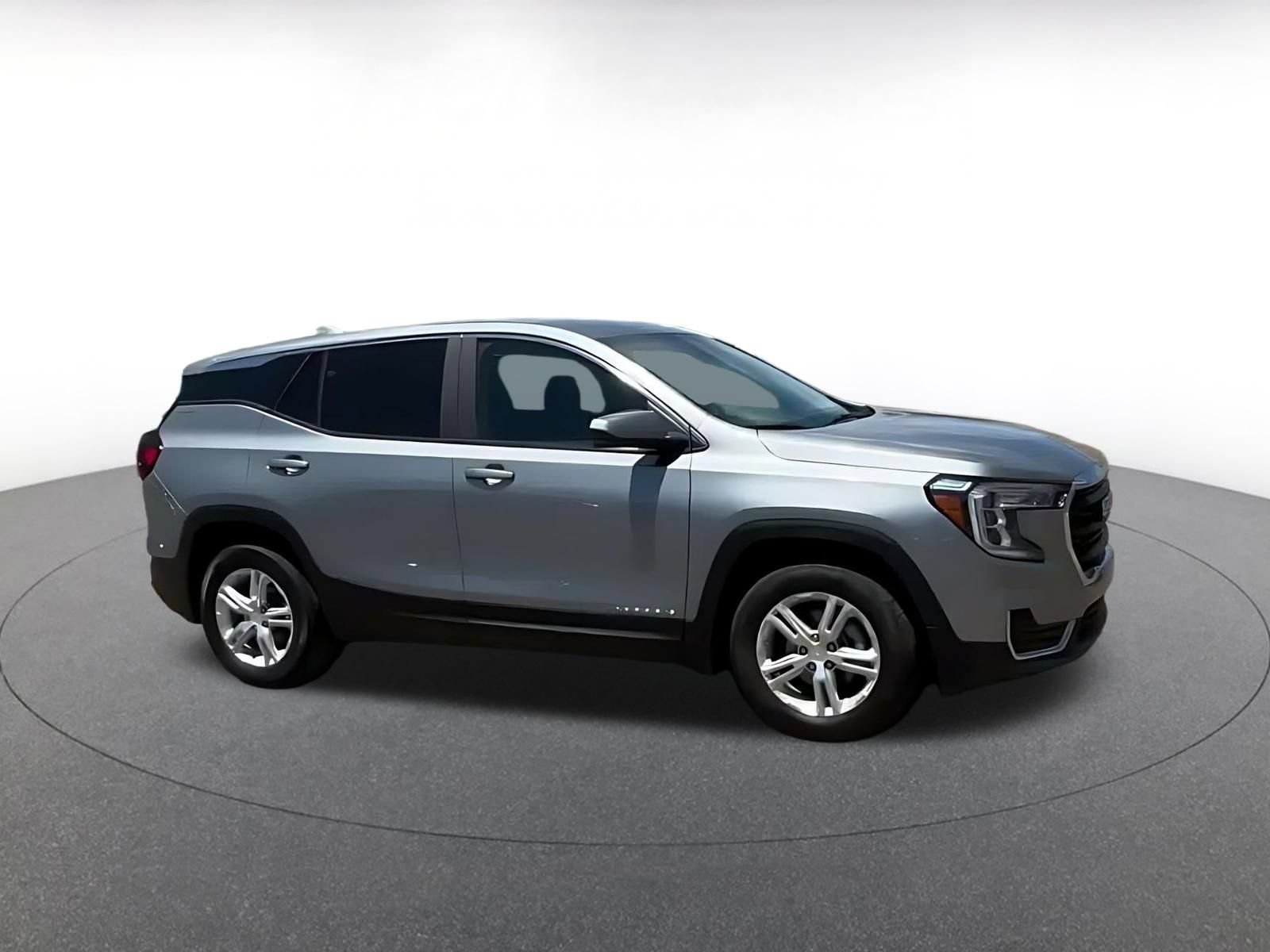 Used 2024 GMC Terrain SLE FWD image 2