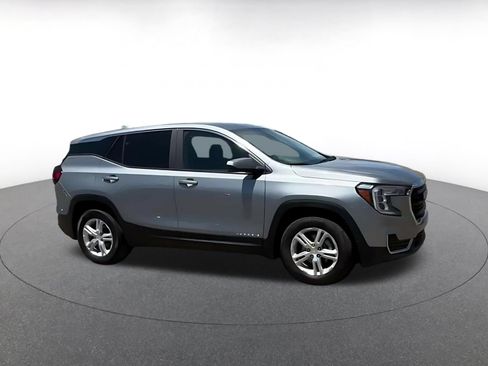 Used 2024 GMC Terrain SLE FWD image 2