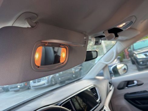 Used 2023 Chrysler Pacifica Touring-L image 61