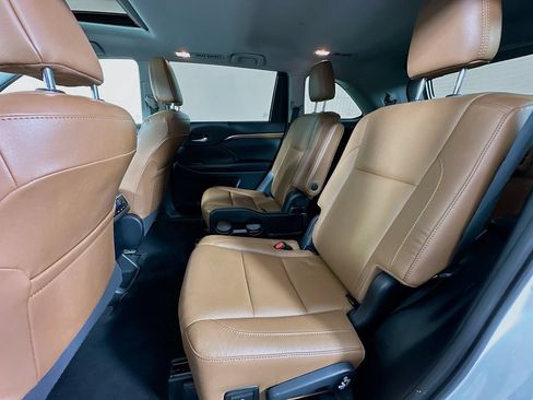 Used 2019 Toyota Highlander Limited FWD image 17