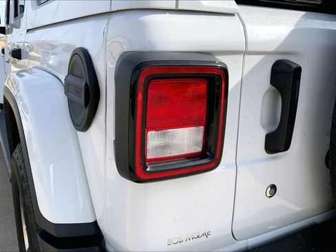 Used 2020 Jeep Wrangler Unlimited Sahara AWD/4WD image 27
