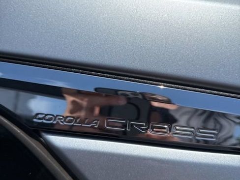 Used 2023 Toyota Corolla Cross XLE FWD image 6