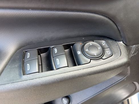 Used 2018 Chevrolet Equinox LT FWD image 12