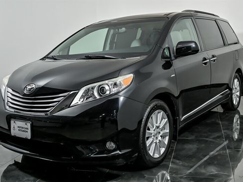 Used 2017 Toyota Sienna XLE Premium AWD/4WD image 5