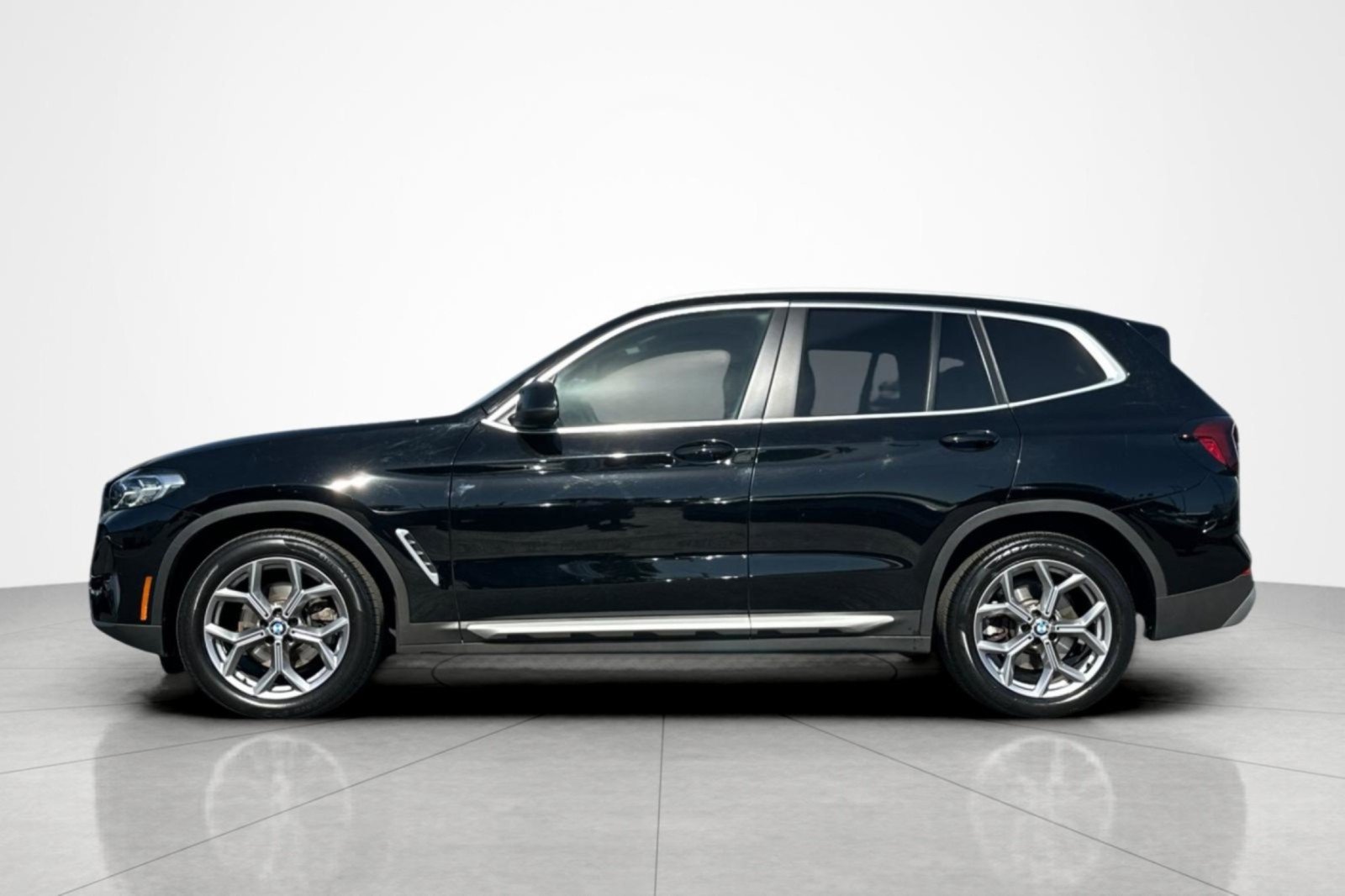 Used 2023 BMW X3 sDrive30i RWD image 2
