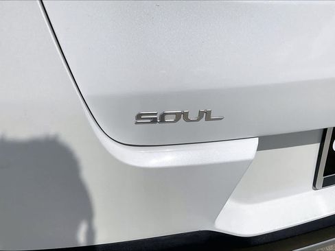 Used 2023 Kia Soul LX w/ LX Technology Package FWD image 10