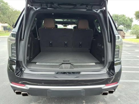Used 2025 Chevrolet Suburban High Country AWD/4WD image 17