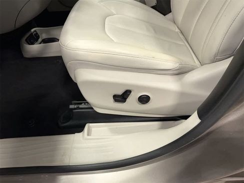 Used 2018 Chrysler Pacifica Touring-L image 24