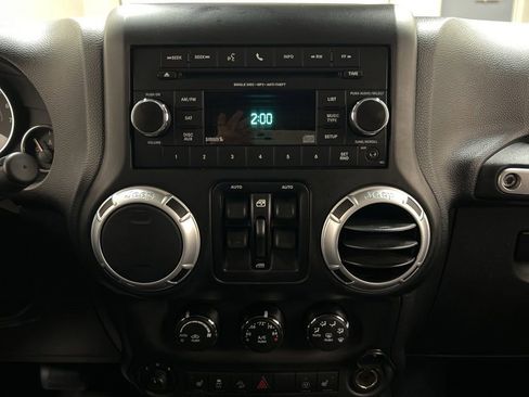 Used 2013 Jeep Wrangler Unlimited Rubicon w/ Connectivity Group AWD/4WD image 23