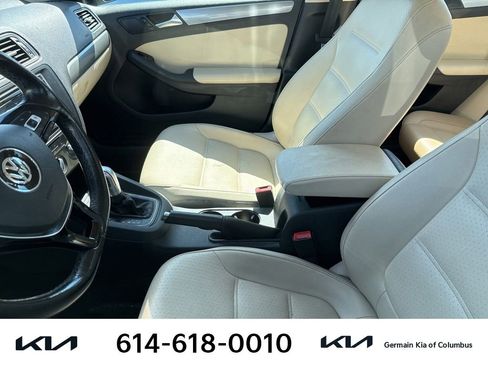 Used 2017 Volkswagen Jetta SE FWD image 9