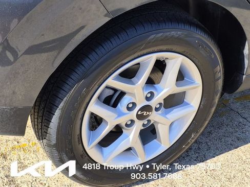 Certified 2025 Kia Soul LX w/ LX Technology Package FWD image 7