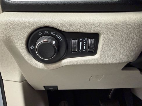 Used 2023 Chrysler Voyager LX FWD image 14