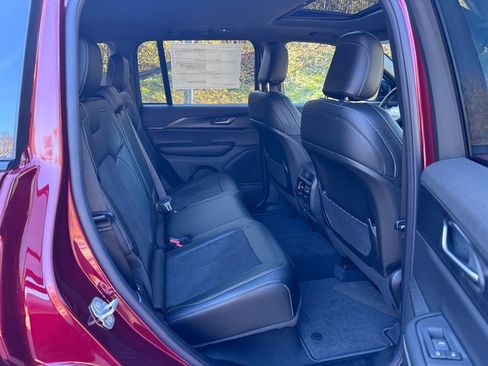 New 2025 Jeep Grand Cherokee Altitude image 19