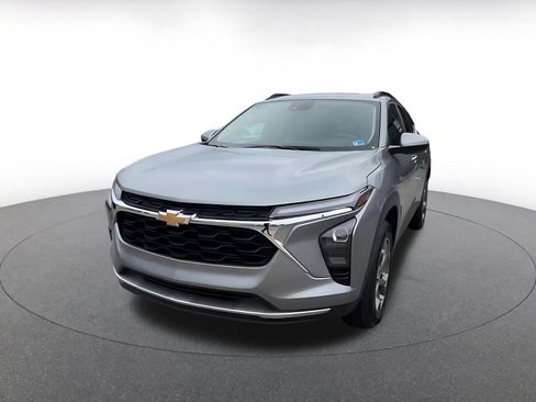 Used 2025 Chevrolet Trax LT FWD image 7