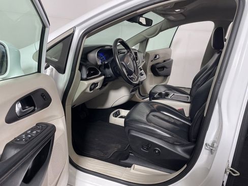 Used 2020 Chrysler Pacifica Touring-L Plus w/ Tire & Wheel Group image 9