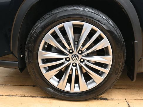 Used 2022 Toyota Highlander Platinum image 12