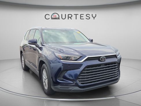 Certified 2024 Toyota Grand Highlander FWD image 3