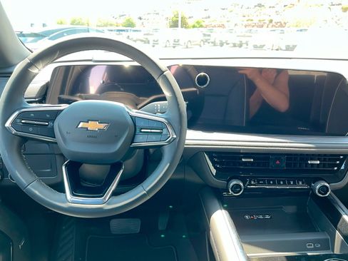 New 2025 Chevrolet Suburban Premier image 13