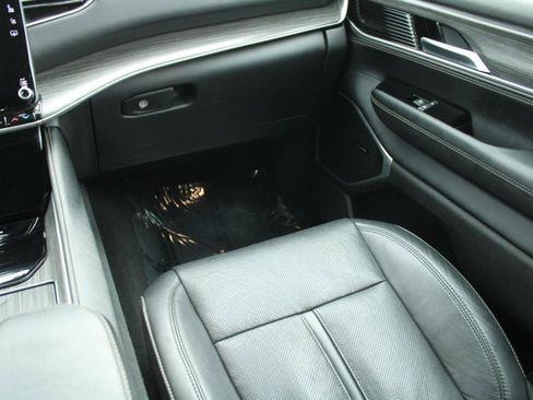 Used 2024 Jeep Wagoneer L Series II w/ Flexible Seating Group image 17