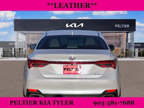 Used 2019 Toyota Avalon XLE w/ Moonroof Package image 6