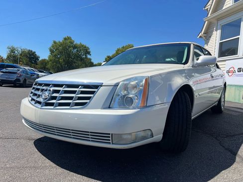 Used 2009 Cadillac DTS w/ Trunk Convenience Package image 9