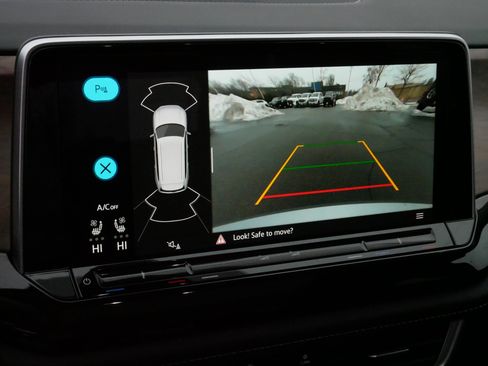 Certified 2025 Volkswagen Atlas SE image 30