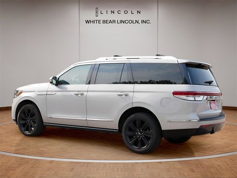 Used 2024 Lincoln Navigator Reserve image 7