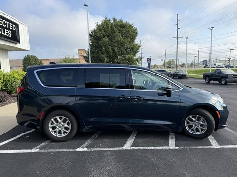 Used 2023 Chrysler Pacifica Touring-L FWD image 27