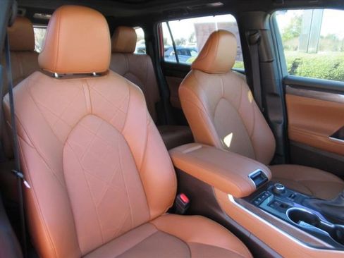 Used 2022 Toyota Highlander Platinum image 7