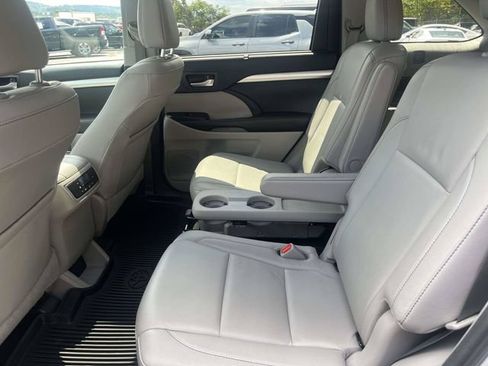 Used 2018 Toyota Highlander XLE AWD/4WD image 13