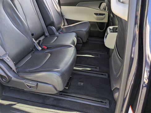 Used 2024 Kia Carnival LX image 30