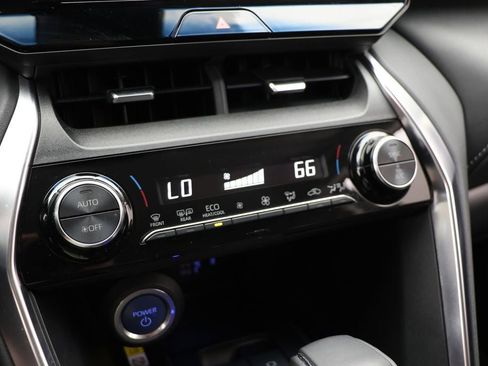 Used 2022 Toyota Venza LE image 18