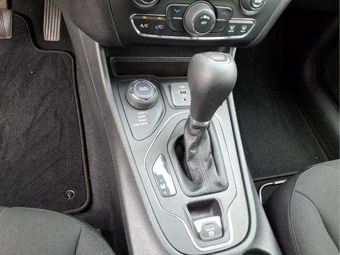 Used 2021 Jeep Cherokee Latitude AWD/4WD image 23