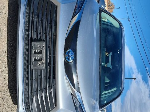 Used 2024 Toyota Sienna XLE image 2