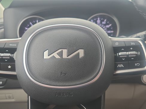 Used 2023 Kia Carnival LX FWD image 12