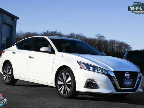 Used 2022 Nissan Altima 2.5 SV image 1
