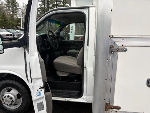 Used 2016 Chevrolet Express 3500 RWD image 18