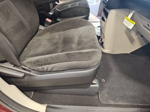 Used 2018 Dodge Grand Caravan SE FWD image 30