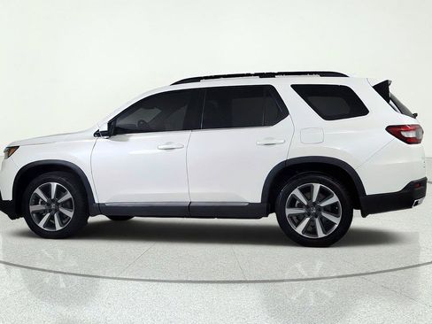 Used 2025 Honda Pilot Touring image 4