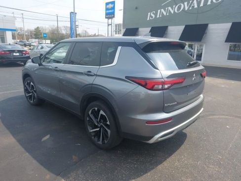 Used 2024 Mitsubishi Outlander SE image 3