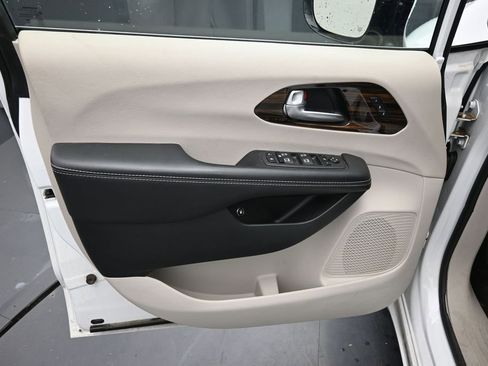 Used 2023 Chrysler Pacifica Limited FWD image 16